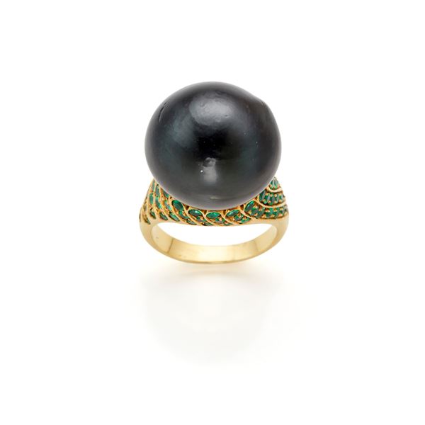 Anello in oro con smeraldi e perla
