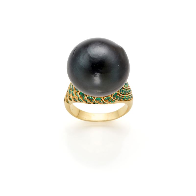 Oro giallo 18 Kt, anello con perla grigia coltivata e pavé di smeraldi