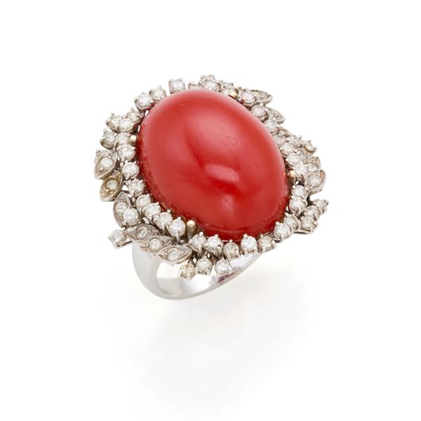 Anello in oro con diamanti e corallo