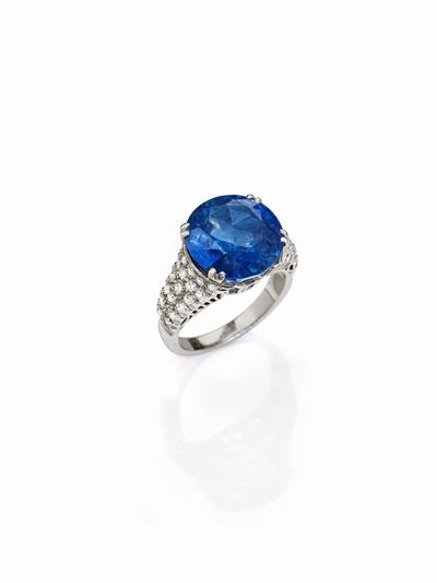 Anello in Oro Bianco con Zaffiro e Brillanti
