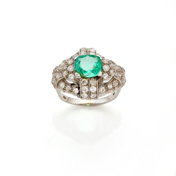 Anello in platino con smeraldo e diamanti 