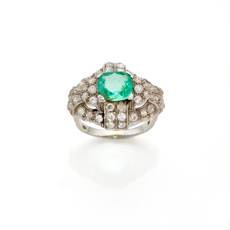 Anello in platino con smeraldo e diamanti