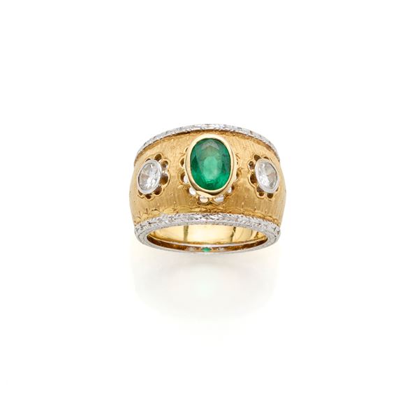 Anello in oro con smeraldo e diamanti