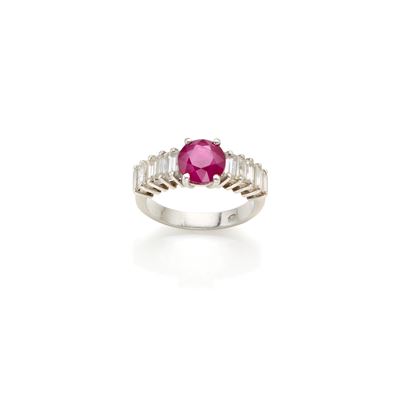 Anello in platino con rubino rotondo ~1,70 ct e diamanti baguette ~1 ct