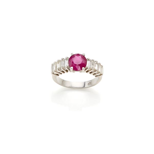 Anello in platino con rubino e diamanti
