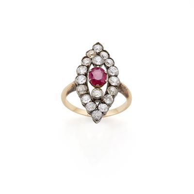 Anello in oro giallo 18 kt e argento, rubino ovale e diamanti