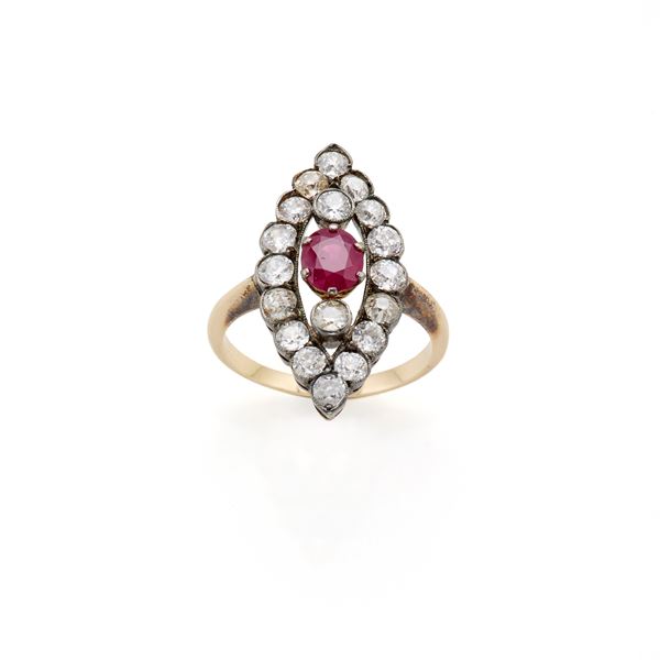 Anello in oro e argento con rubino e diamanti