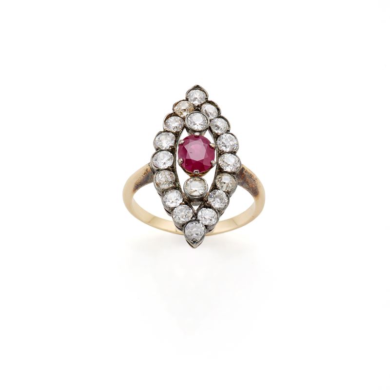Anello in oro giallo 18 kt e argento, rubino ovale e diamanti