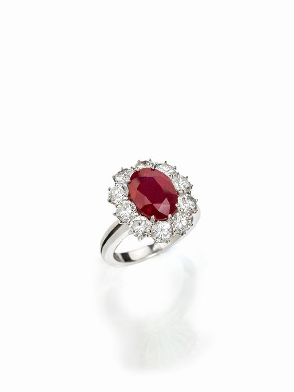 Anello in oro bianco con rubino e diamanti