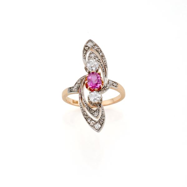 Anello in oro con diamanti rubino