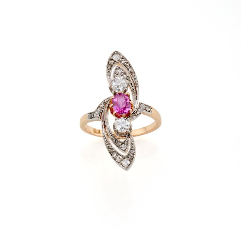 Anello, oro 18 kt bianco e giallo con diamanti e rubino ovale
