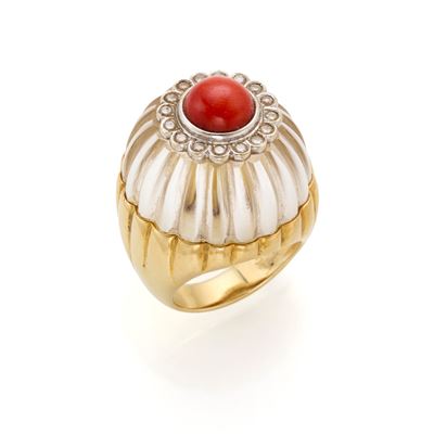 David Webb, Anello in oro 18 kt con cristallo di rocca scolpito, diamanti e corallo cabochon
