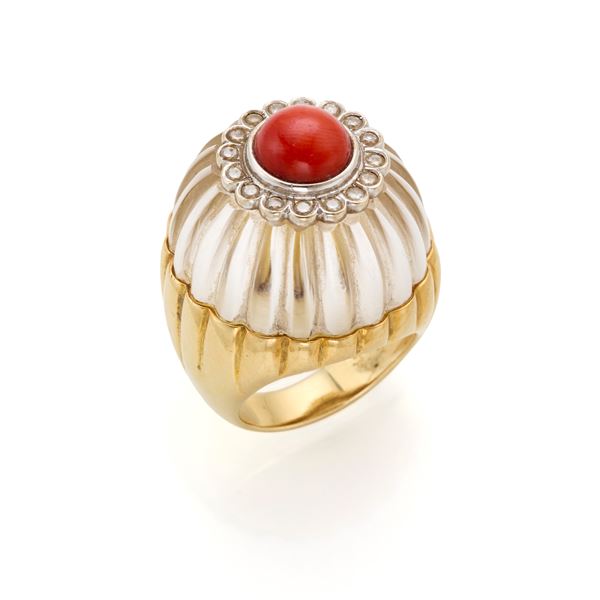 Anello David Webb in oro con cristallo di rocca e corallo 