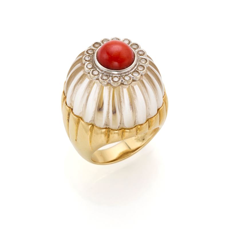 David Webb, Anello in oro 18 kt con cristallo di rocca scolpito, diamanti e corallo cabochon