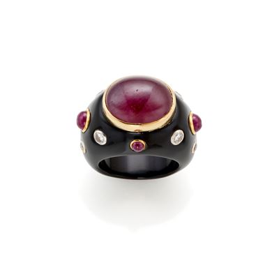 Anello Trianon, oro 18 kt, onice e diamanti con rubini cabochon