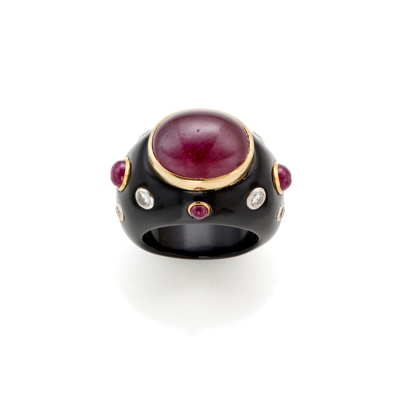 Anello Trianon, oro 18 kt, onice e diamanti con rubini cabochon