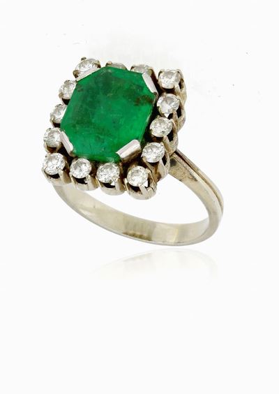 Anello in Oro Bianco con Smeraldo e Diamanti