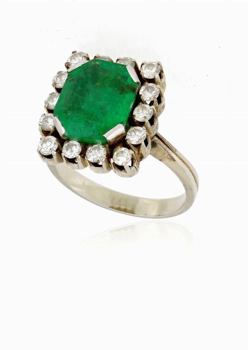 Anello in Oro Bianco con Smeraldo e Diamanti