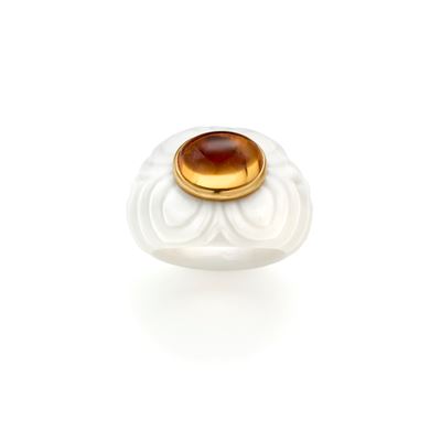 Bulgari, Anello Chandra in oro 18 kt con porcellana bianca e quarzo citrino cabochon