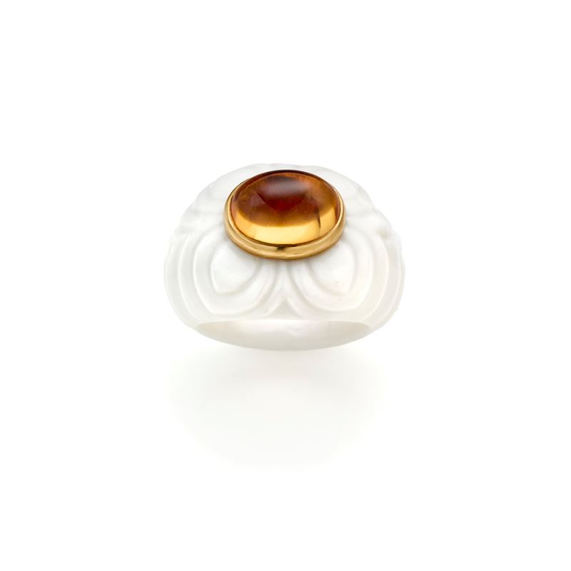 Bulgari, Anello Chandra in oro 18 kt con porcellana bianca e quarzo citrino cabochon