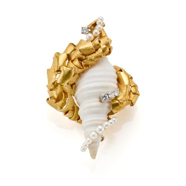 Spilla a conchiglia in oro con diamanti e microperle