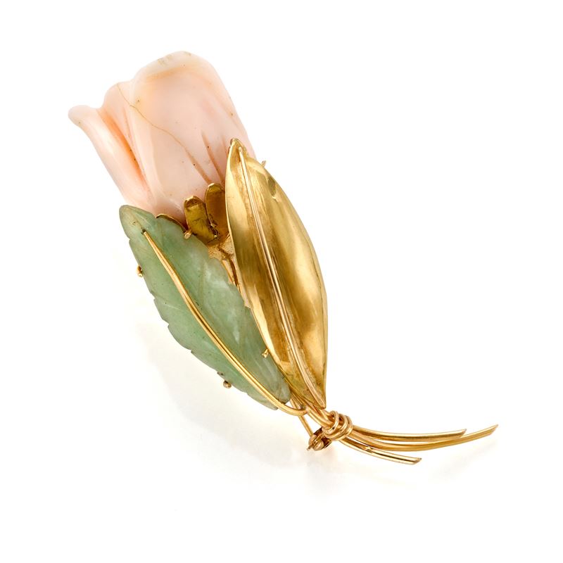 Spilla in oro con corallo e calcedonio