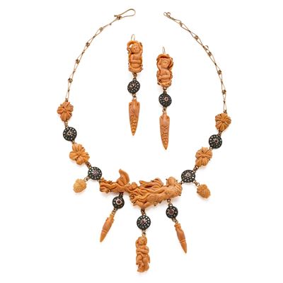 Demi parure in oro giallo 9 Kt e argento con corallo scolpito, diamanti flat e rubini
