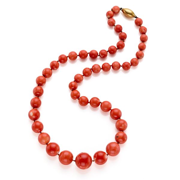 Collier a boules di corallo con chiusura in oro 
