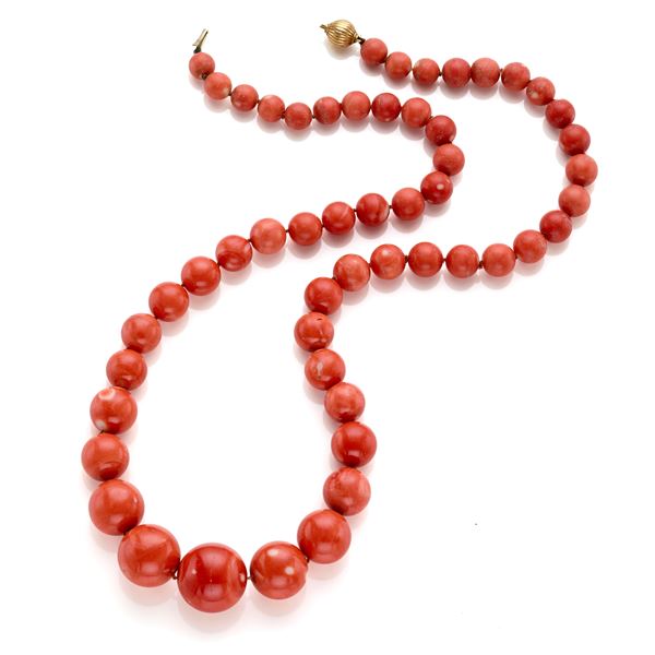 Collier a boules di corallo con chiusura in oro