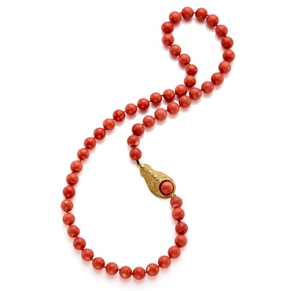 Collier a boules di corallo con chiusura in oro