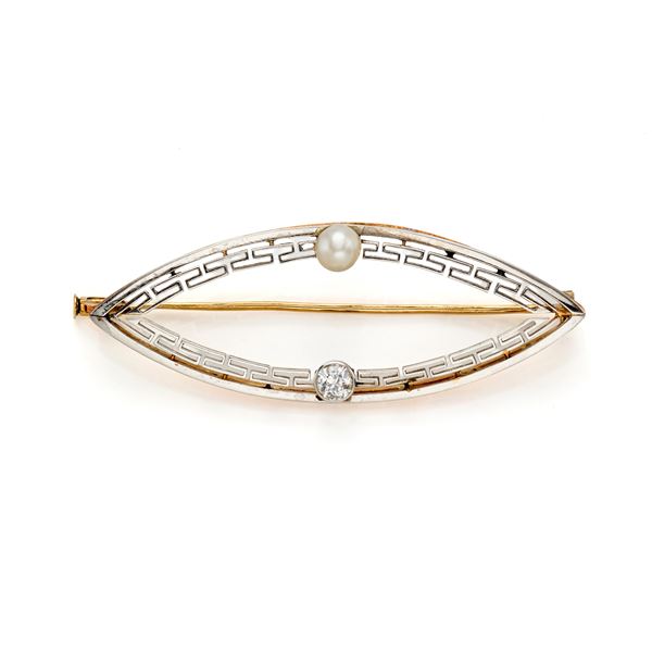 Spilla in oro rifinita con perla e diamante