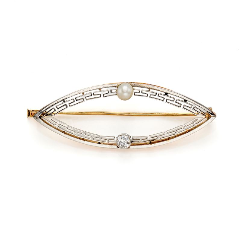 Spilla traforata in oro giallo e bianco 18 kt con perla bianca e diamante rotondo
