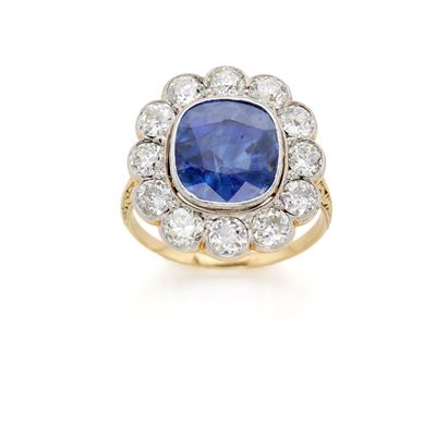 Anello in oro giallo e bianco 18 kt con zaffiro a cuscino e diamanti rotondi (certificato CISGEM)