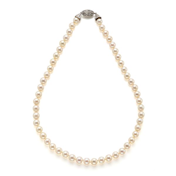 Pearls necklace with gold and diamonds clasp
