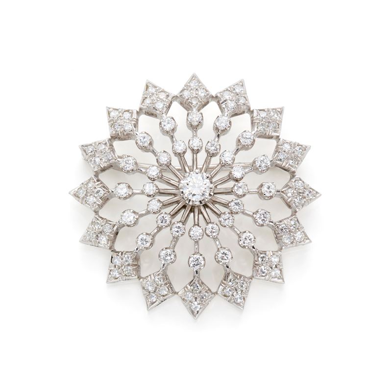 Spilla, oro bianco 18 kt con diamanti rotondi e diamanti “huit huit” (ct. tot. ca. 1,25)