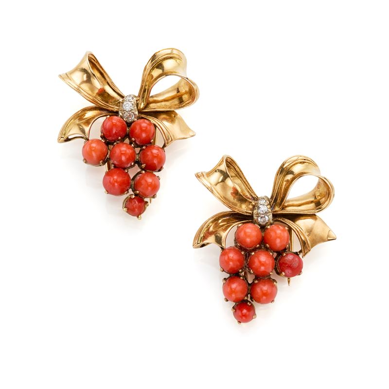 Coppia di spille in oro con corallo