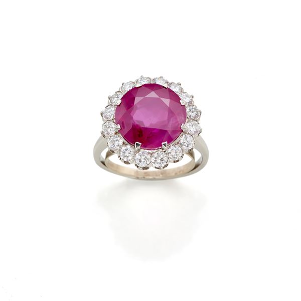 Anello in oro con rubino e diamanti