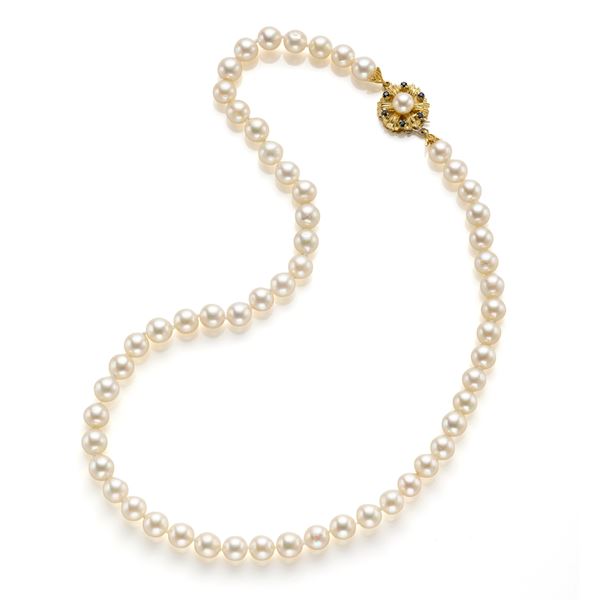 Pearls necklace wih gold, pearl and sapphires clasp