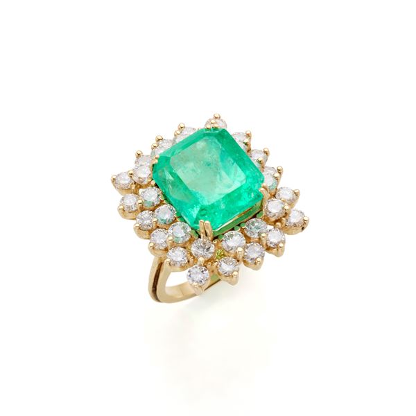 Anello con smeraldo e diamanti