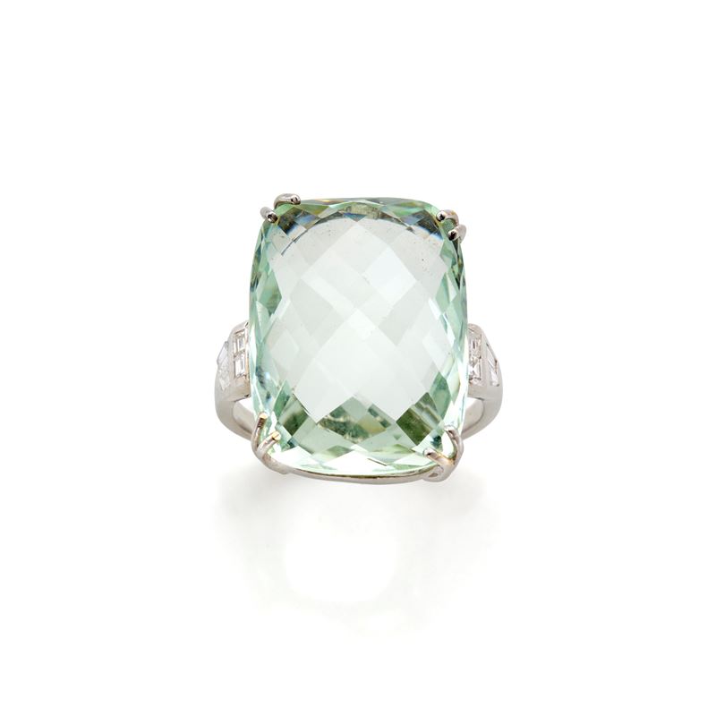 Anello in oro con acquamarina e diamanti