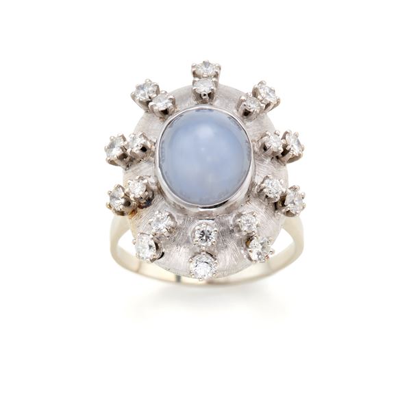 Anello in oro con zaffiro stellato e diamanti