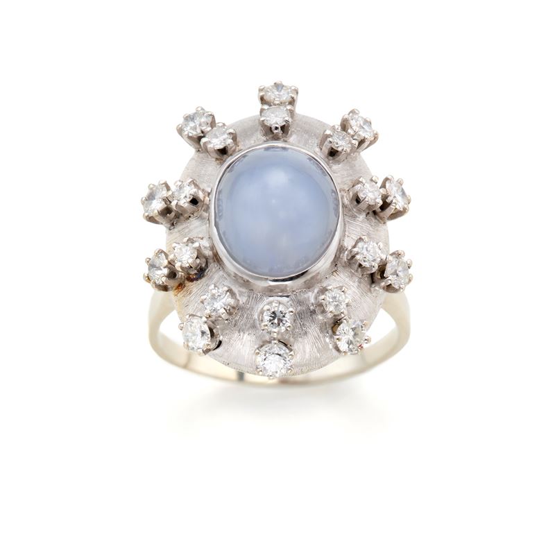 Anello in oro con zaffiro stellato e diamanti
