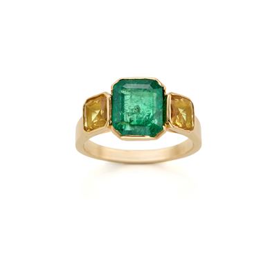 Anello, oro giallo 18 kt con smeraldo ottagonale e due corindoni gialli