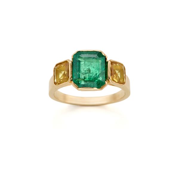 Anello in oro con smeraldo e due corindoni