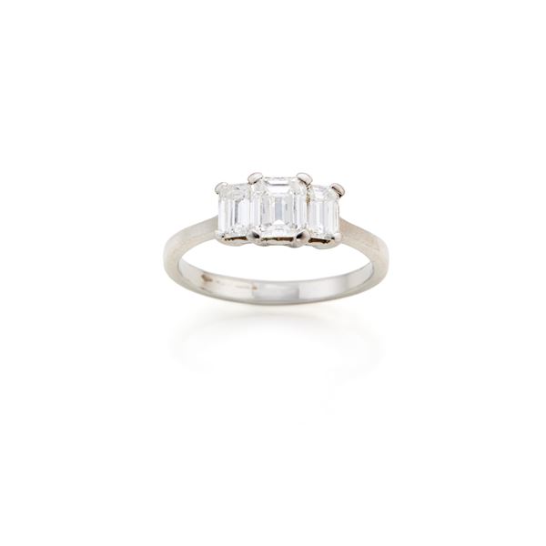 Anello in platino con tre diamanti 