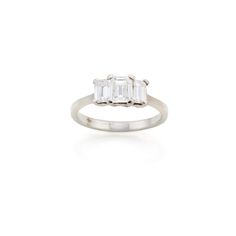 Anello in platino con tre diamanti ottagonali, circa 1,05 ct