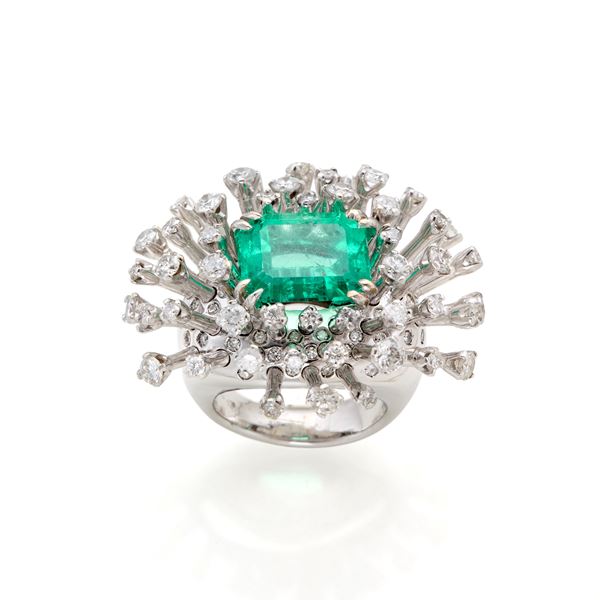 Anello in oro con smeraldo e diamanti