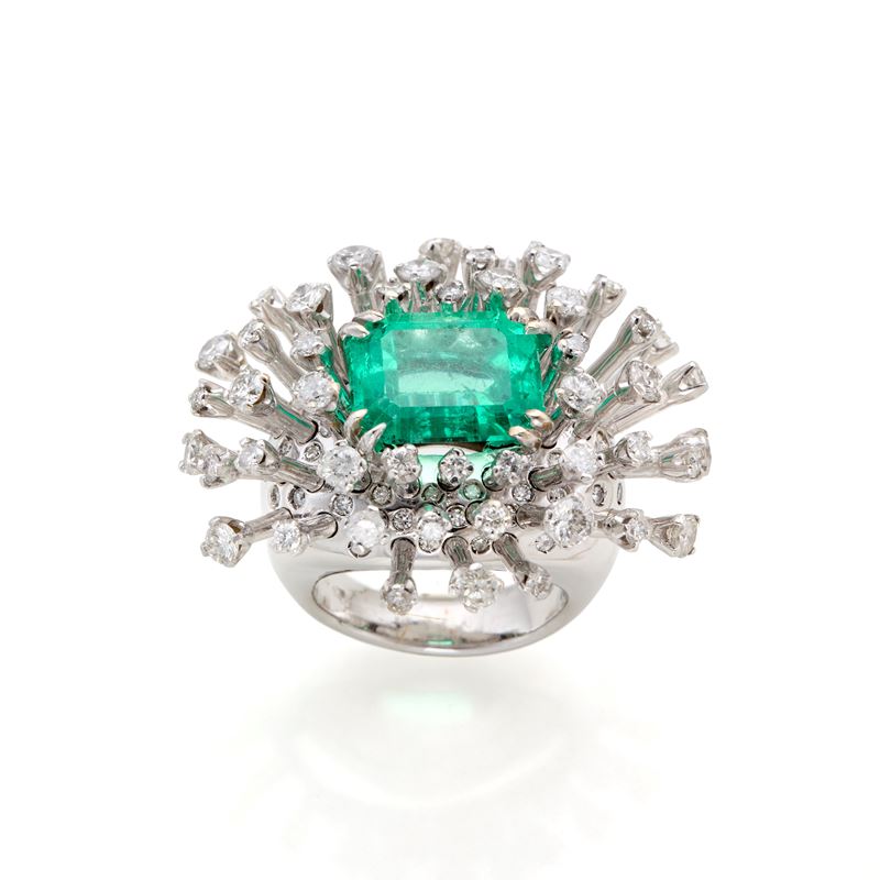Anello in oro con smeraldo e diamanti