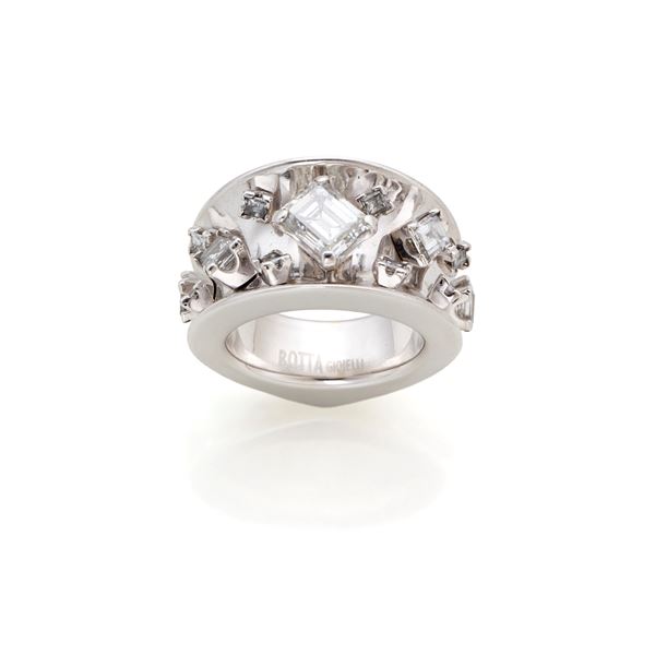 Anello in oro con diamanti