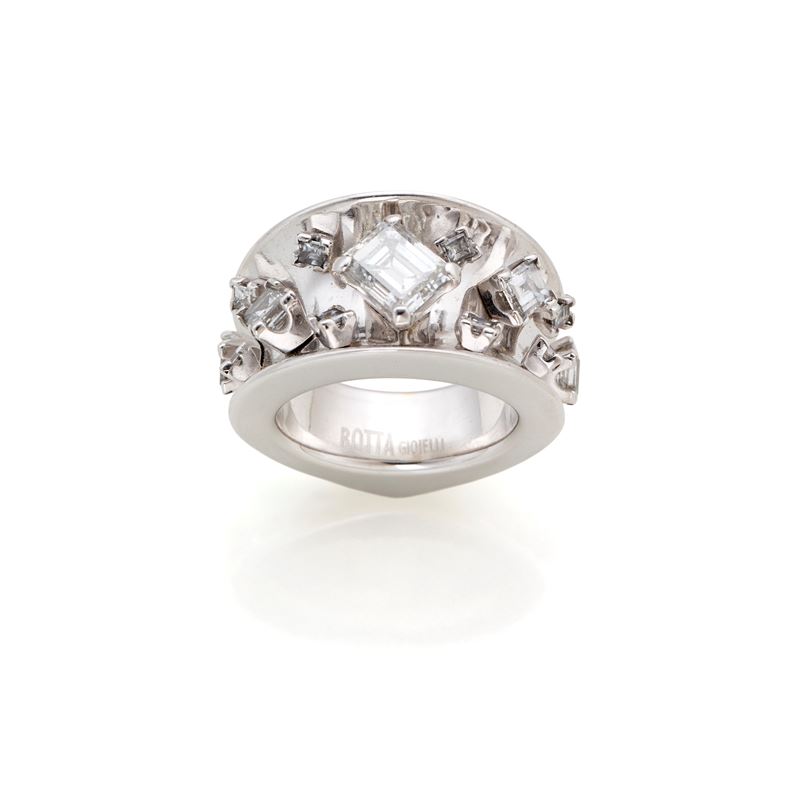 Anello in oro con diamanti